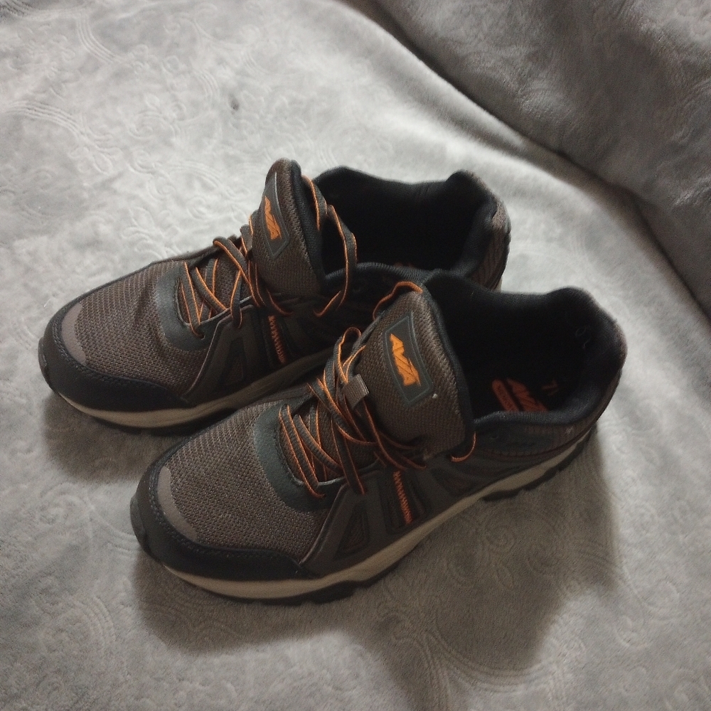Avia sneakers men's size seven and a half Brown memory foam stylish